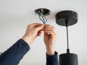 Wie schließe ich eine Lampe an? Einfache Anleitung für Anfänger